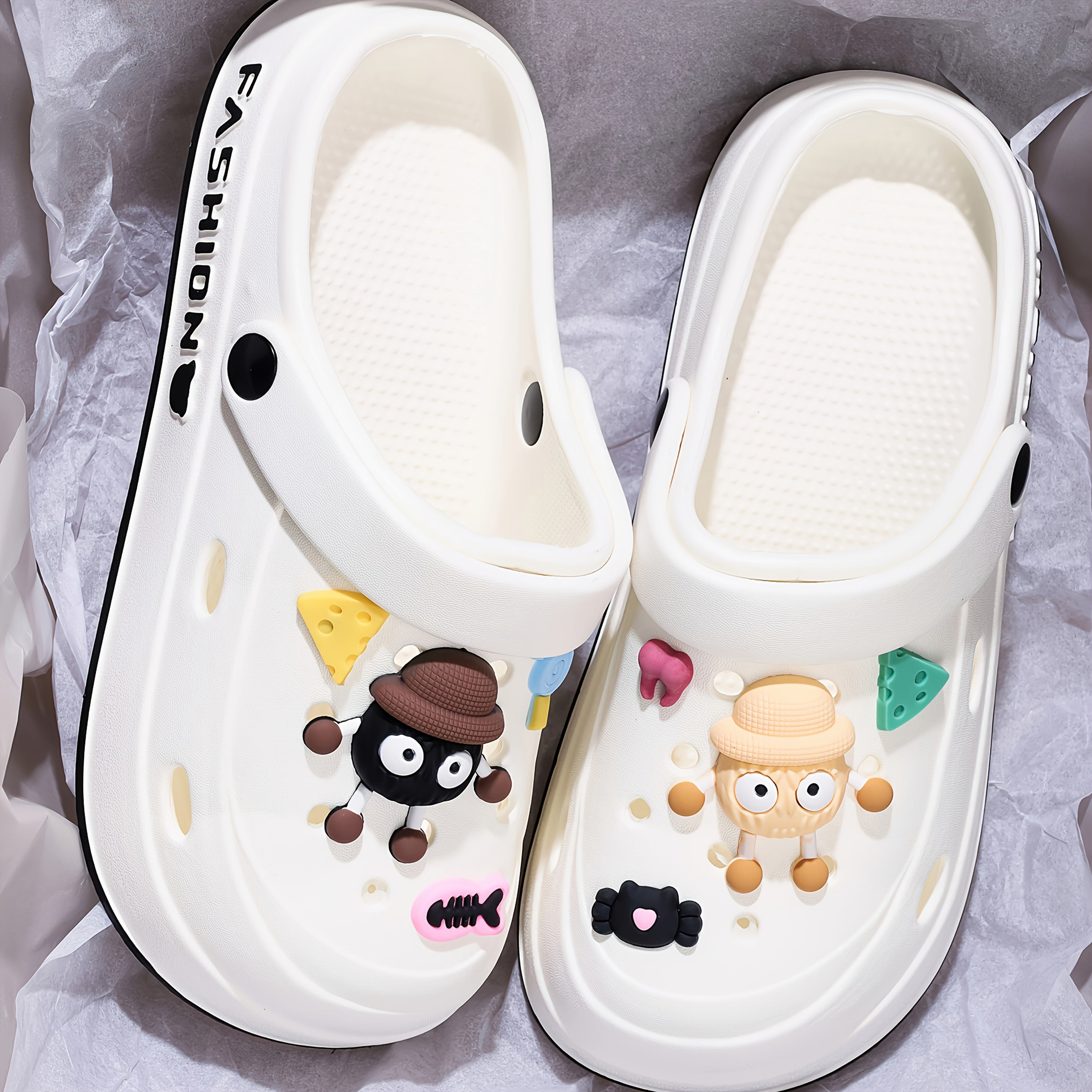 Fashionable Couple Men'S And Women'S Cute Hole Shoes with Cute Briquette Pendants, Elegant Black EVA Mules And Clogs for All-Season Outdoor And Casual Wear, Beach Shoes
